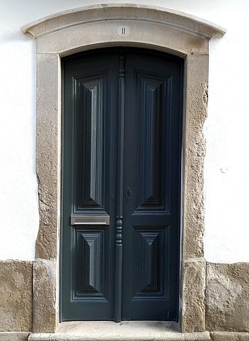 The ground floor was occupied by the print shop of the Povo Algarvio newspaper