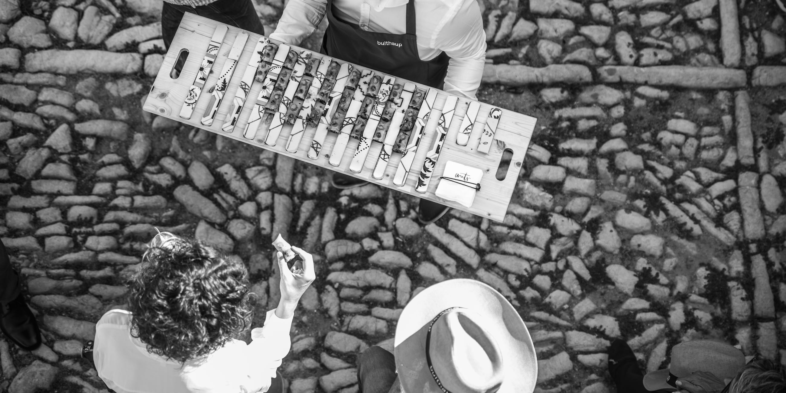 Comienzan a circular las bandejas de aperitivos de la mano del chef Santi Taura